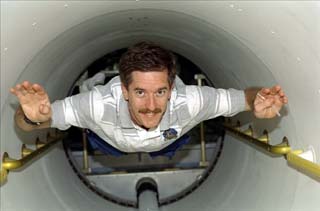 STS-89 Mission Specialist James Reilly floats through the transfer tunnel extension and Spacehab onboard the Orbiter Endeavour. 